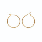 Boucles d’oreilles créoles ciselées 30 mm en plaqué or, vue de profil
