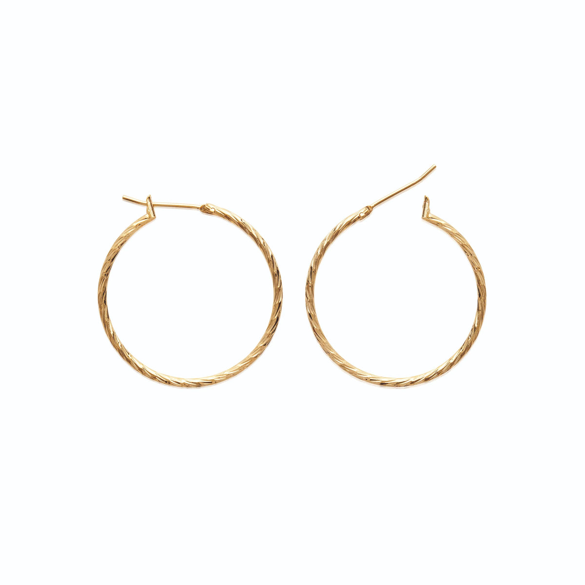 Boucles d’oreilles créoles ciselées 30 mm en plaqué or, vue de profil