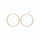 Boucles d’oreilles créoles ciselées 40 mm en plaqué or, vue de profil