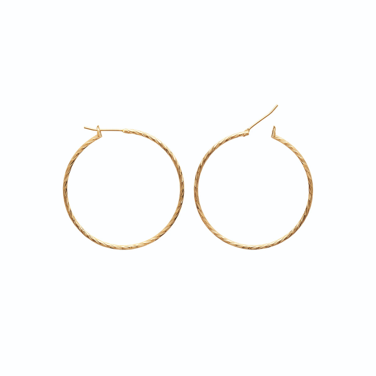 Boucles d’oreilles créoles ciselées 40 mm en plaqué or, vue de profil