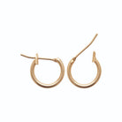 Boucles d’oreilles créoles classiques 12 mm en plaqué or, vue de profil