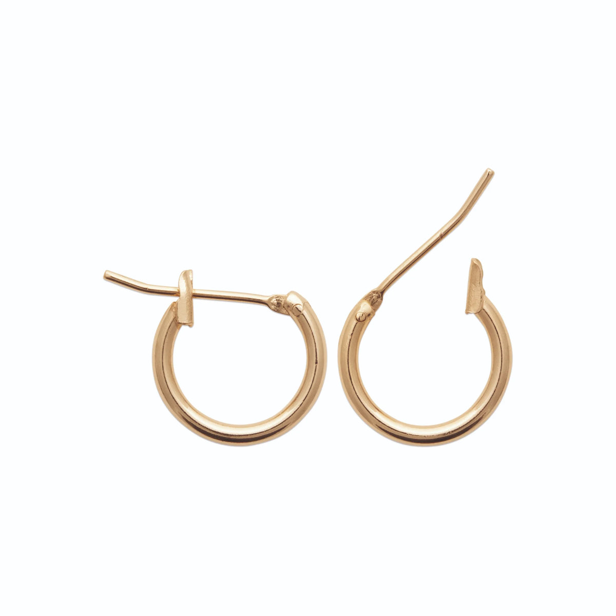 Boucles d’oreilles créoles classiques 12 mm en plaqué or, vue de profil