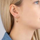 Boucles d’oreilles créoles classiques 20 mm en plaqué or, vue portée