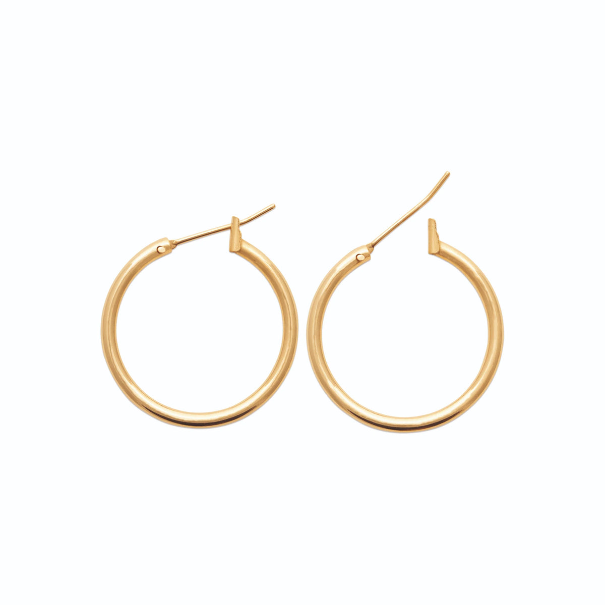 Boucles d’oreilles créoles classiques 20 mm en plaqué or, vue de profil