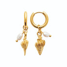 Boucles d’oreilles créoles coquillage conique et perle d’imitation en acier PVD doré