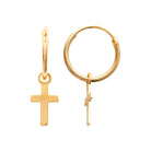 Boucles d’oreilles créoles croix pendante en plaqué or, paire présentée avec une réglette de taille