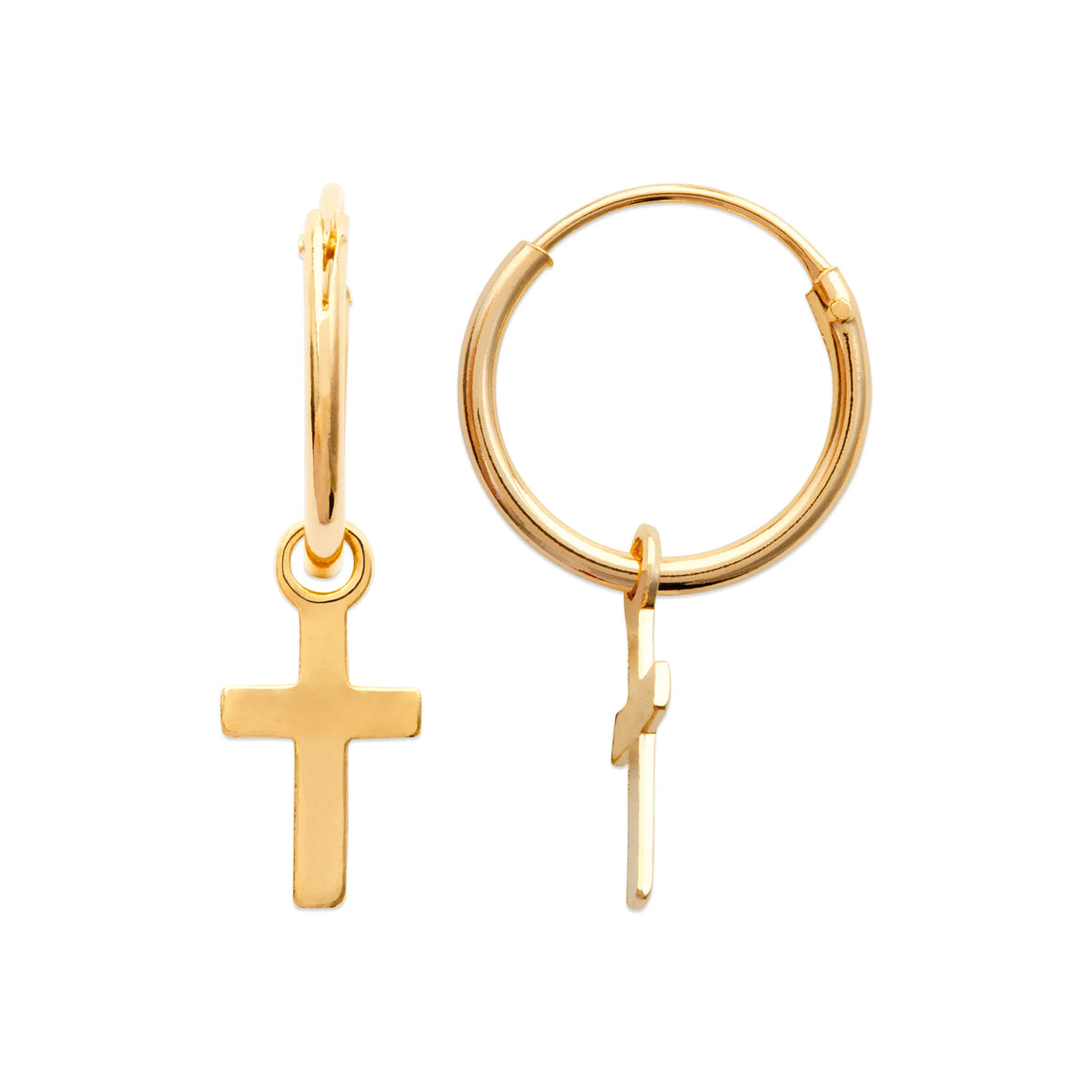 Boucles d’oreilles créoles croix pendante en plaqué or, paire présentée avec une réglette de taille