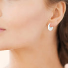 Boucles d’oreilles créoles dôme épaisses en argent 925 rhodié, portées