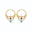 Boucles d’oreilles créoles drapées de billes et pierre bleue en plaqué or