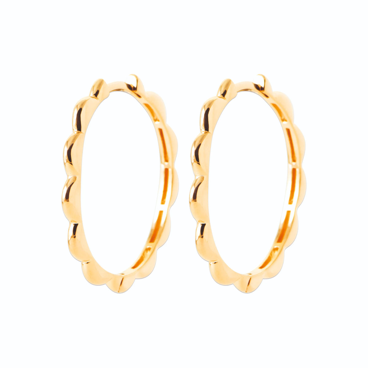 Boucles d’oreilles créoles festonnées grand modèle en plaqué or