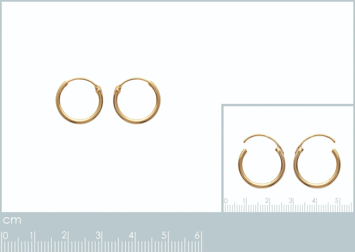 Boucles d’oreilles créoles fil fin 14 mm en plaqué or, paire présentée avec une réglette de taille