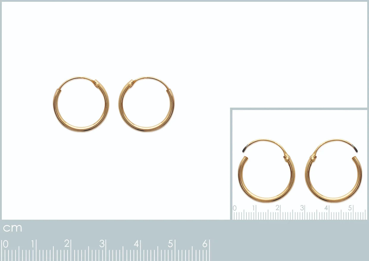 Boucles d’oreilles créoles fil fin 16 mm en plaqué or, paire présentée avec une réglette de taille