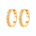 Boucles d’oreilles créoles gravées de triangles en plaqué or