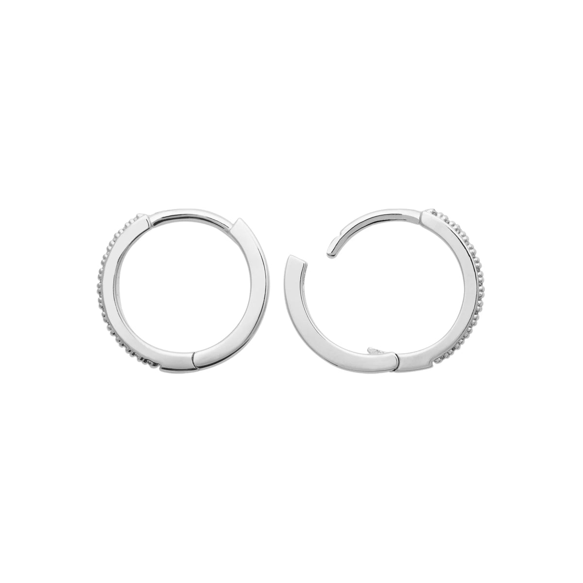 Boucles d’oreilles créoles huggies 14 mm pavées de zircons en argent 925, vue de dessus