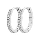 Boucles d’oreilles créoles huggies 14 mm pavées de zircons en argent 925, vue de face