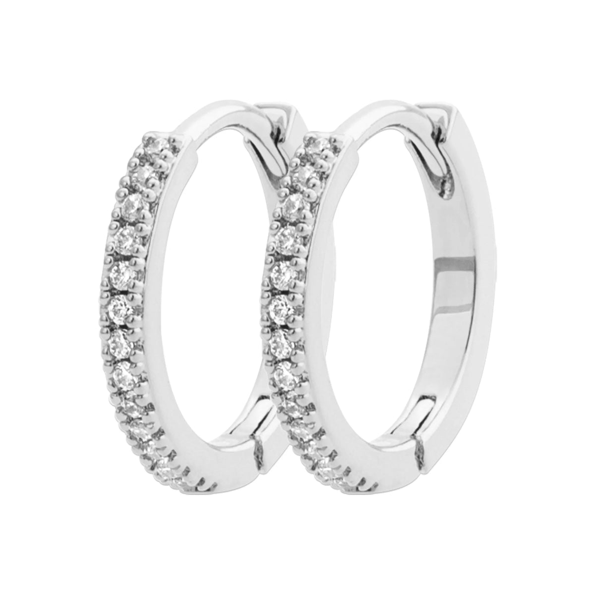 Boucles d’oreilles créoles huggies 14 mm pavées de zircons en argent 925, vue de face