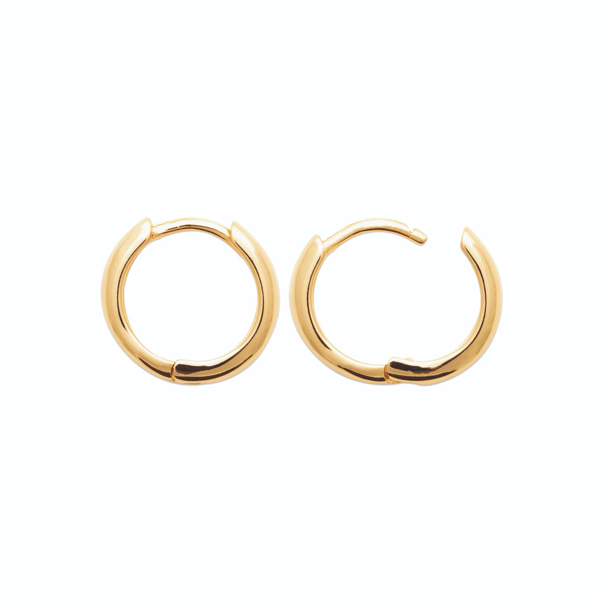 Boucles d’oreilles créoles larges 12 mm en plaqué or, vue de profil