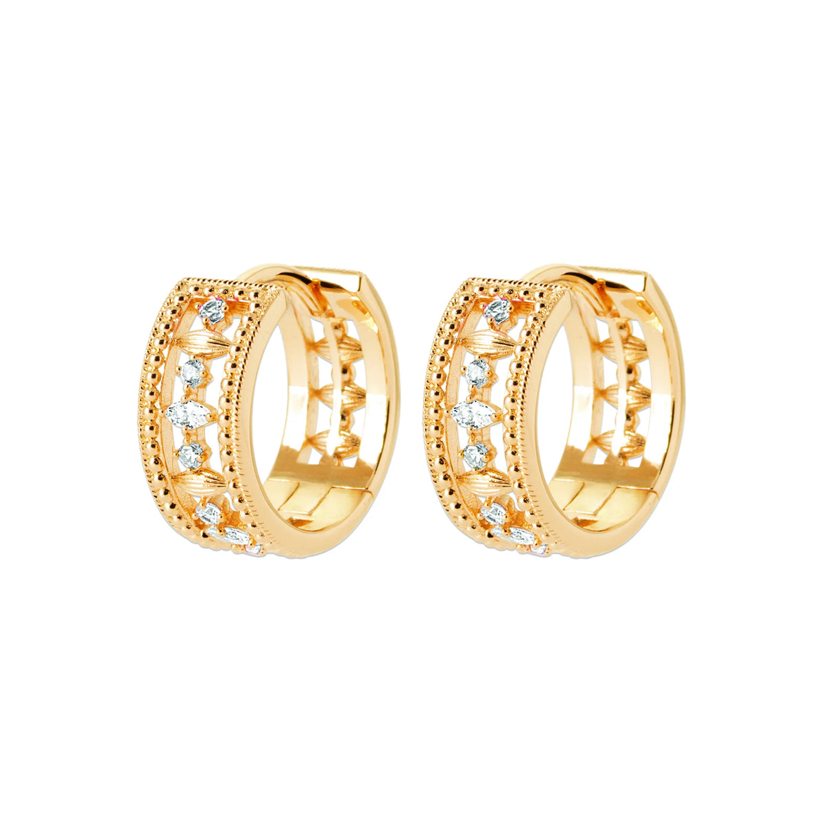Boucles d’oreilles créoles larges ajourées à rangs de zircons en plaqué or