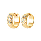Boucles d’oreilles créoles larges à bandes de zircons en biais en plaqué or