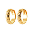Boucles d’oreilles créoles larges martelées en plaqué or