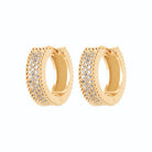 Boucles d’oreilles créoles larges pavées de zircons en plaqué or