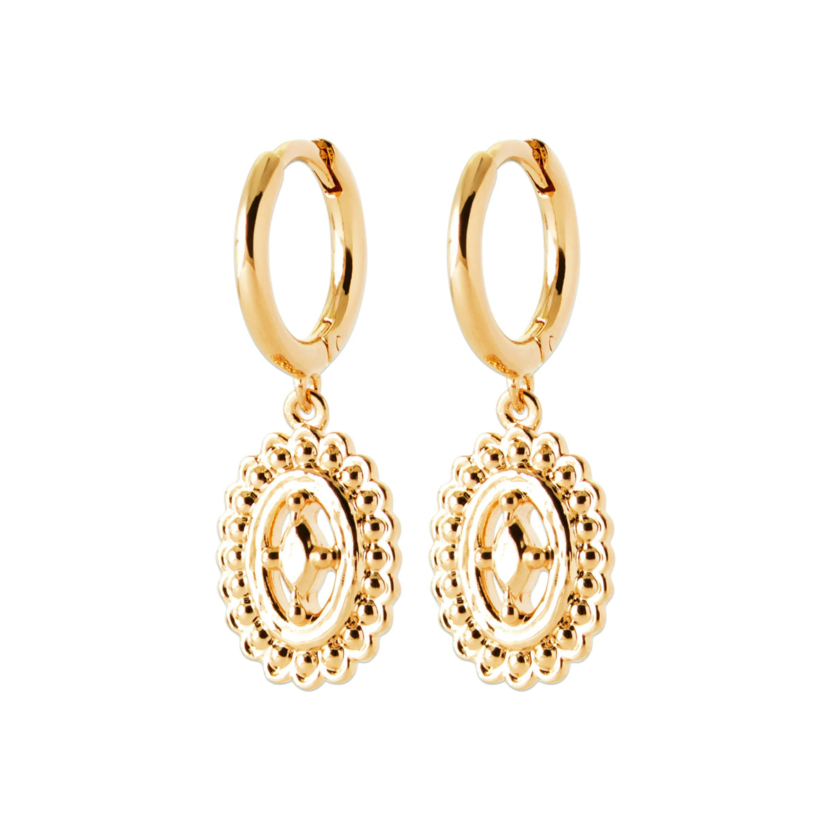 Boucles d’oreilles créoles et médaille ovale perlée en plaqué or