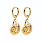 Boucles d’oreilles créoles nautile et perle d’imitation en acier PVD doré