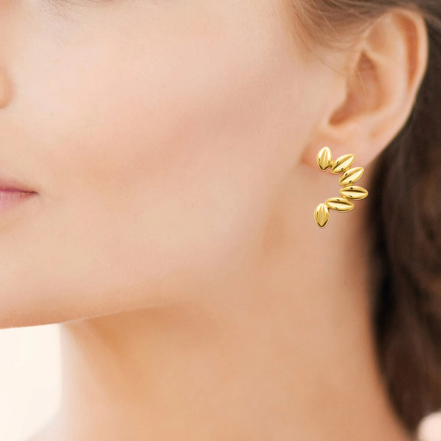 Boucles d’oreilles créoles ouvertes en couronne de gouttes en acier PVD doré, portées à l’oreille