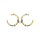 Boucles d’oreilles créoles ouvertes ponctuées de pierres bleues petit modèle en plaqué or