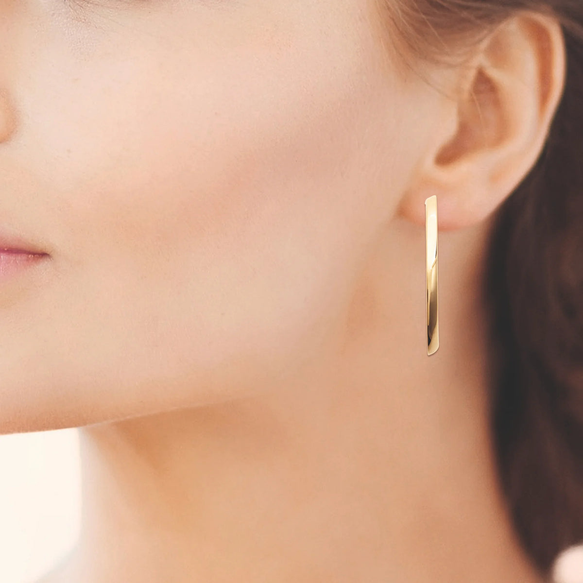 Boucles d’oreilles créoles ovales effilées en plaqué or, vue portée