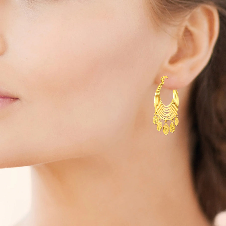 Boucles d’oreilles créoles ovales à fils multiples et pampilles en acier PVD doré, portées à l’oreille