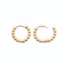 Boucles d’oreilles créoles perlées 12 mm en plaqué or, vue de profil