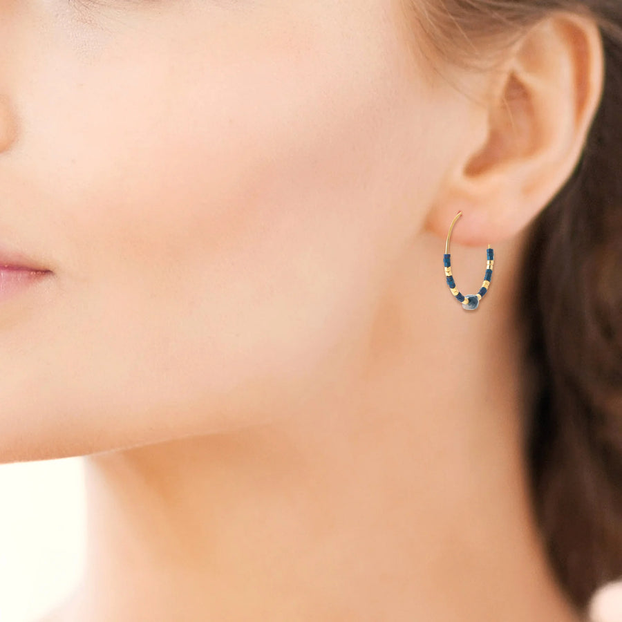 Boucles d’oreilles créoles et perles d’iolite en acier PVD doré, portées à l’oreille