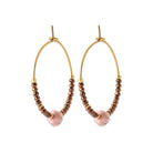 Boucles d’oreilles créoles et perles de rhodonite en acier PVD doré