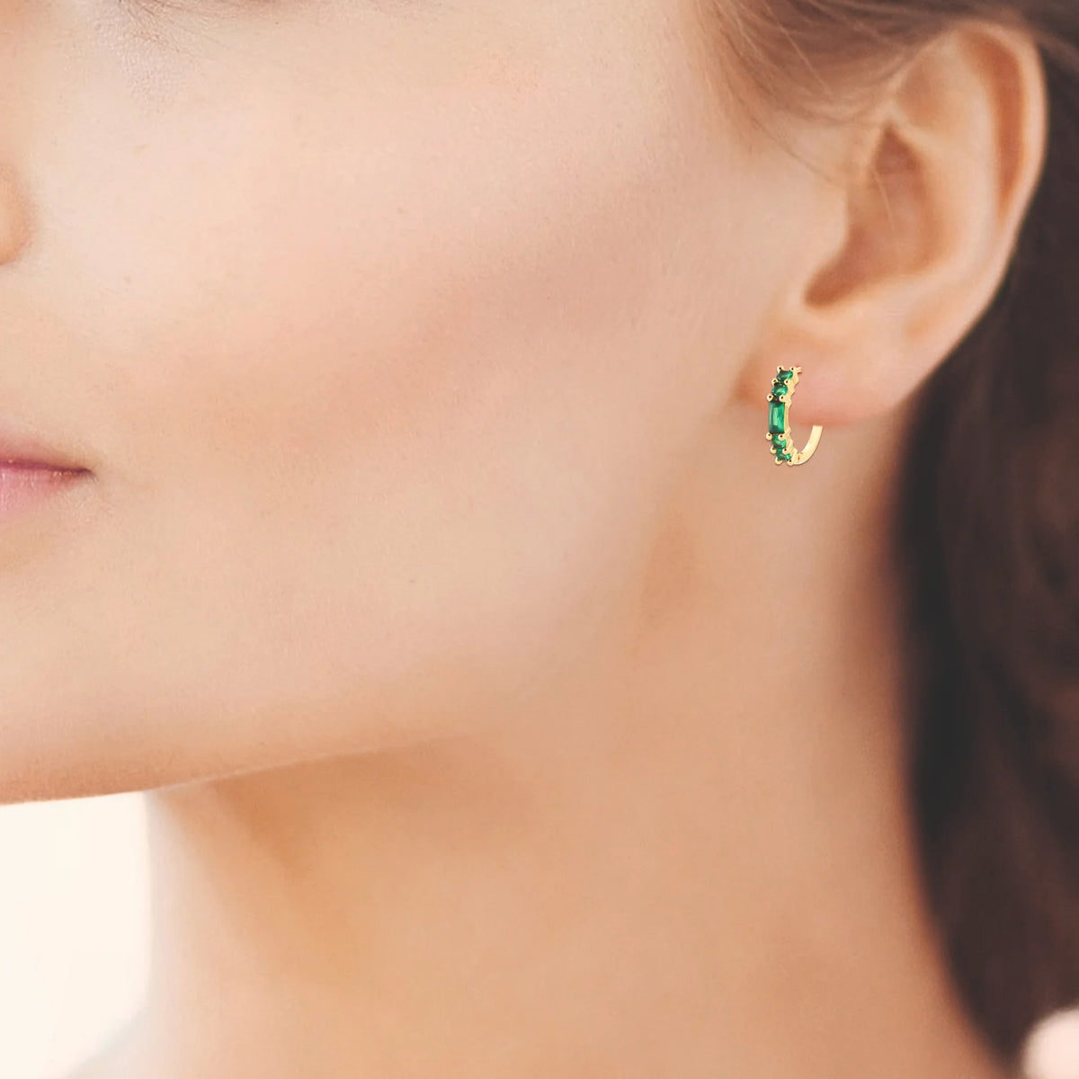 Boucles d’oreilles créoles serties de pierres vertes en plaqué or