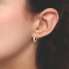 Boucles d’oreilles créoles à trois zircons en anneaux en plaqué or