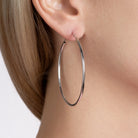 Boucles d’oreilles créoles tube 50 mm en argent 925 rhodié, autre angle de vue