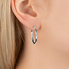 Boucles d’oreilles créoles tube à clip 20 mm en argent 925 rhodié, portées
