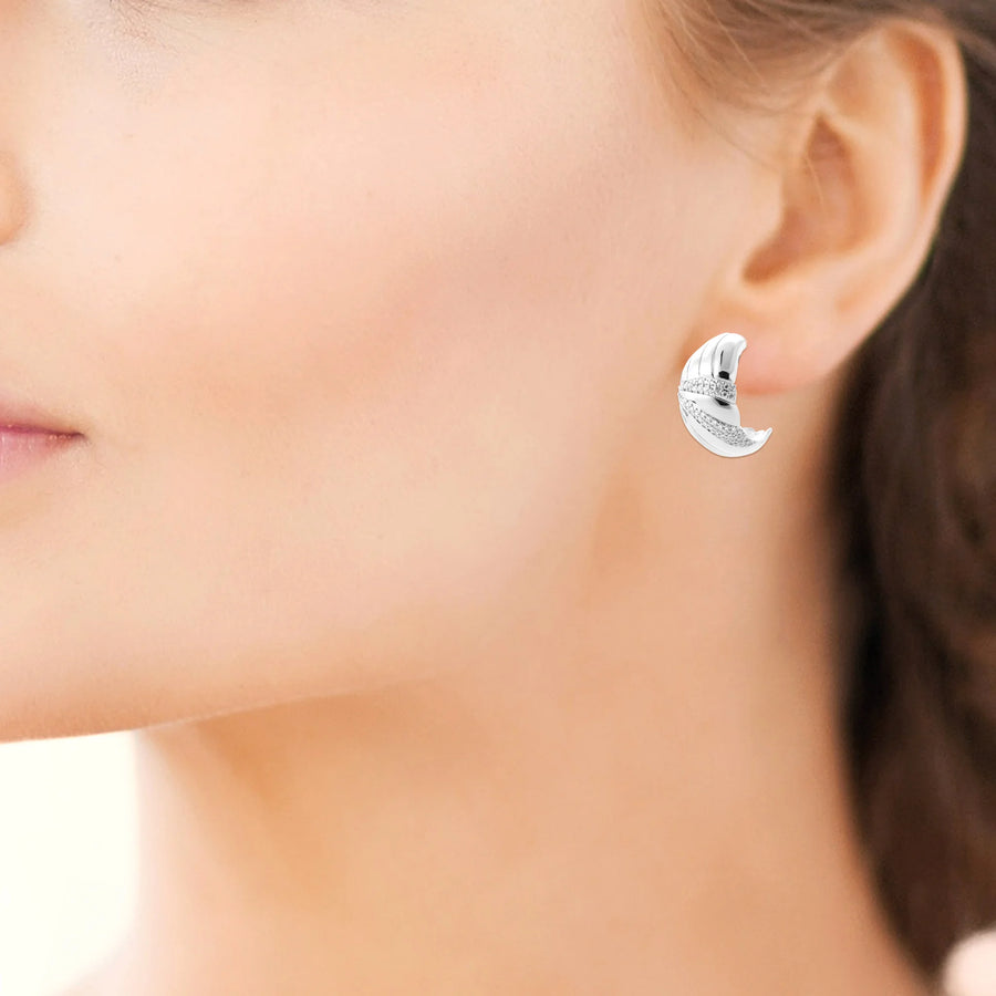 Boucles d’oreilles demi-créoles bombées striées et ligne de zircons en argent 925 rhodié, portées à l’oreille