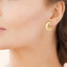 Boucles d’oreilles demi-créoles bombées striées et ligne de zircons en plaqué or