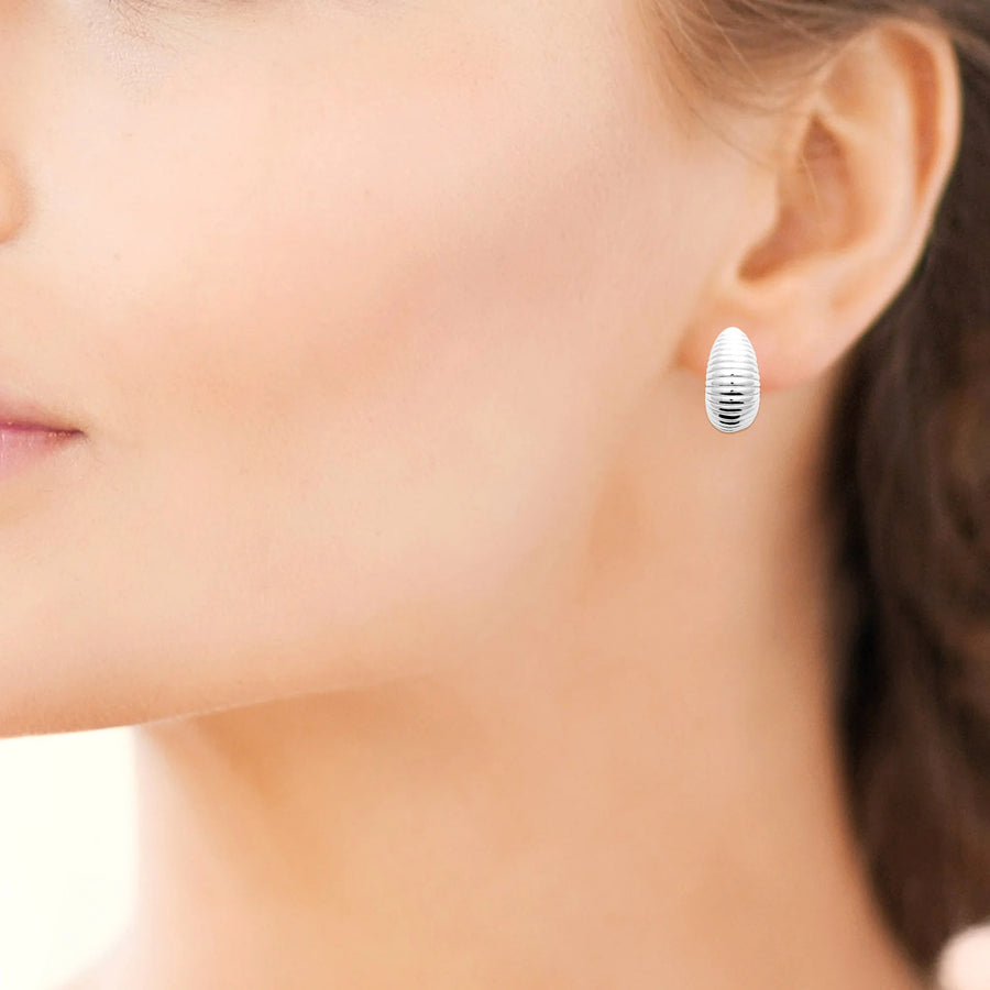 Boucles d’oreilles demi-créoles dôme strié en argent 925 rhodié, portées à l’oreille