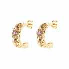 Boucles d’oreilles demi-créoles entrelacées et pierre rose en plaqué or