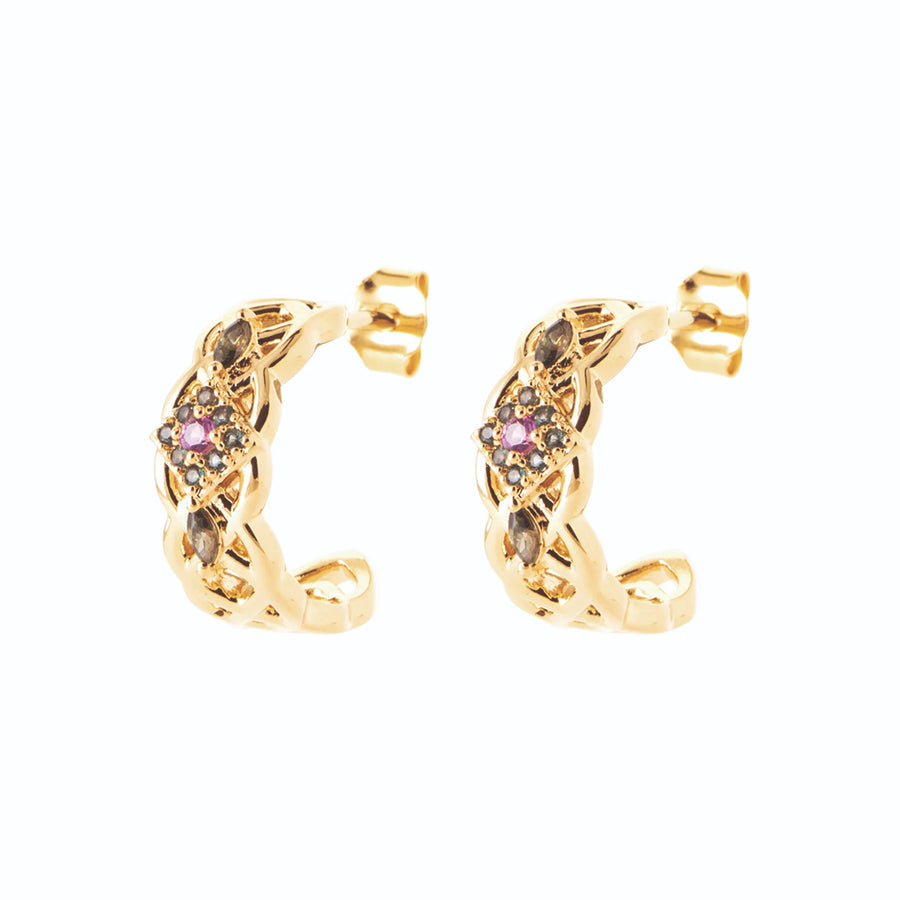 Boucles d’oreilles demi-créoles entrelacées et pierre rose en plaqué or, vue de face