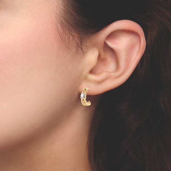 Boucles d’oreilles demi-créoles entrelacées et zircon ovale en plaqué or, autre vue