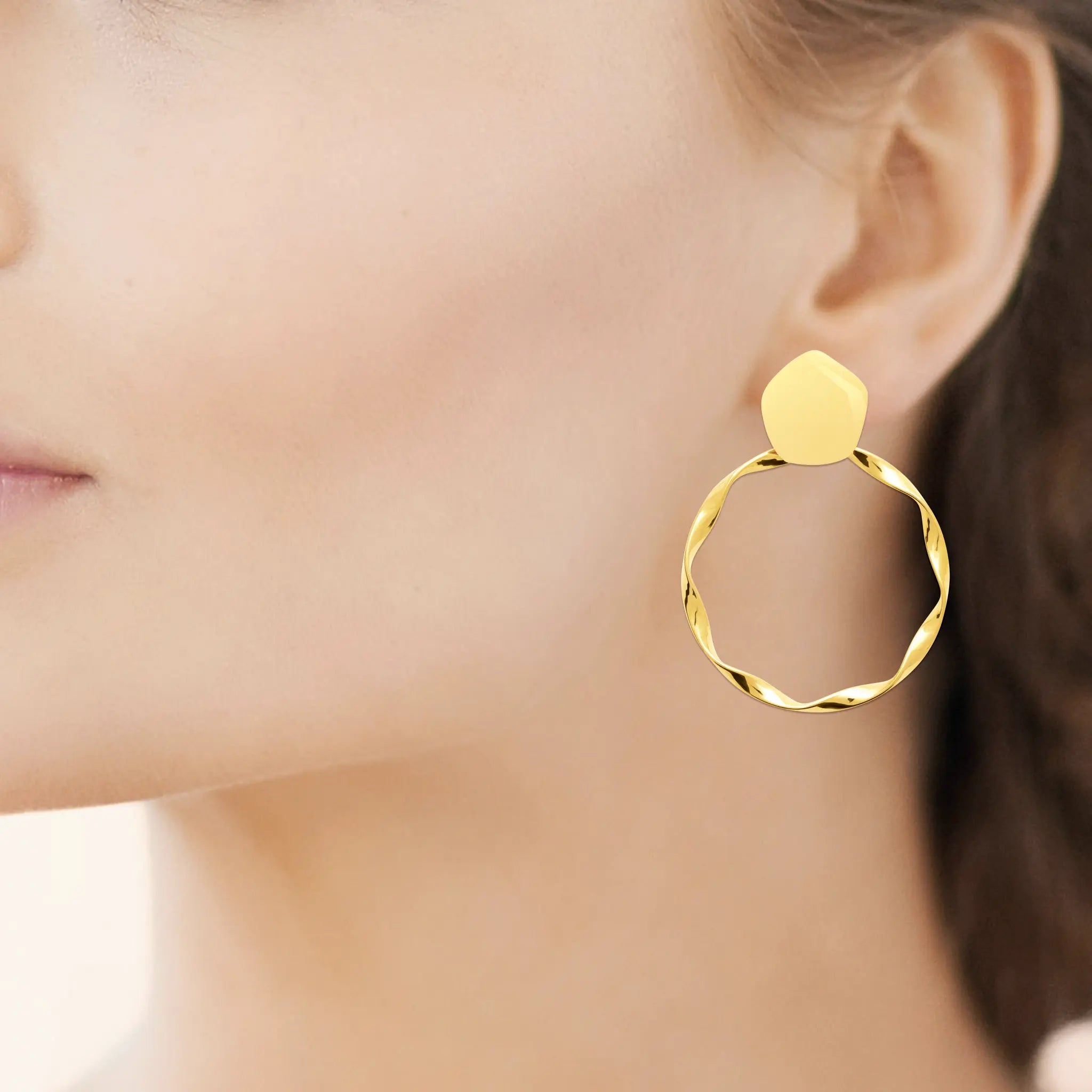 Boucles d'oreilles "Hexagone Twist" en PVD Doré (Fermoir Papillon)