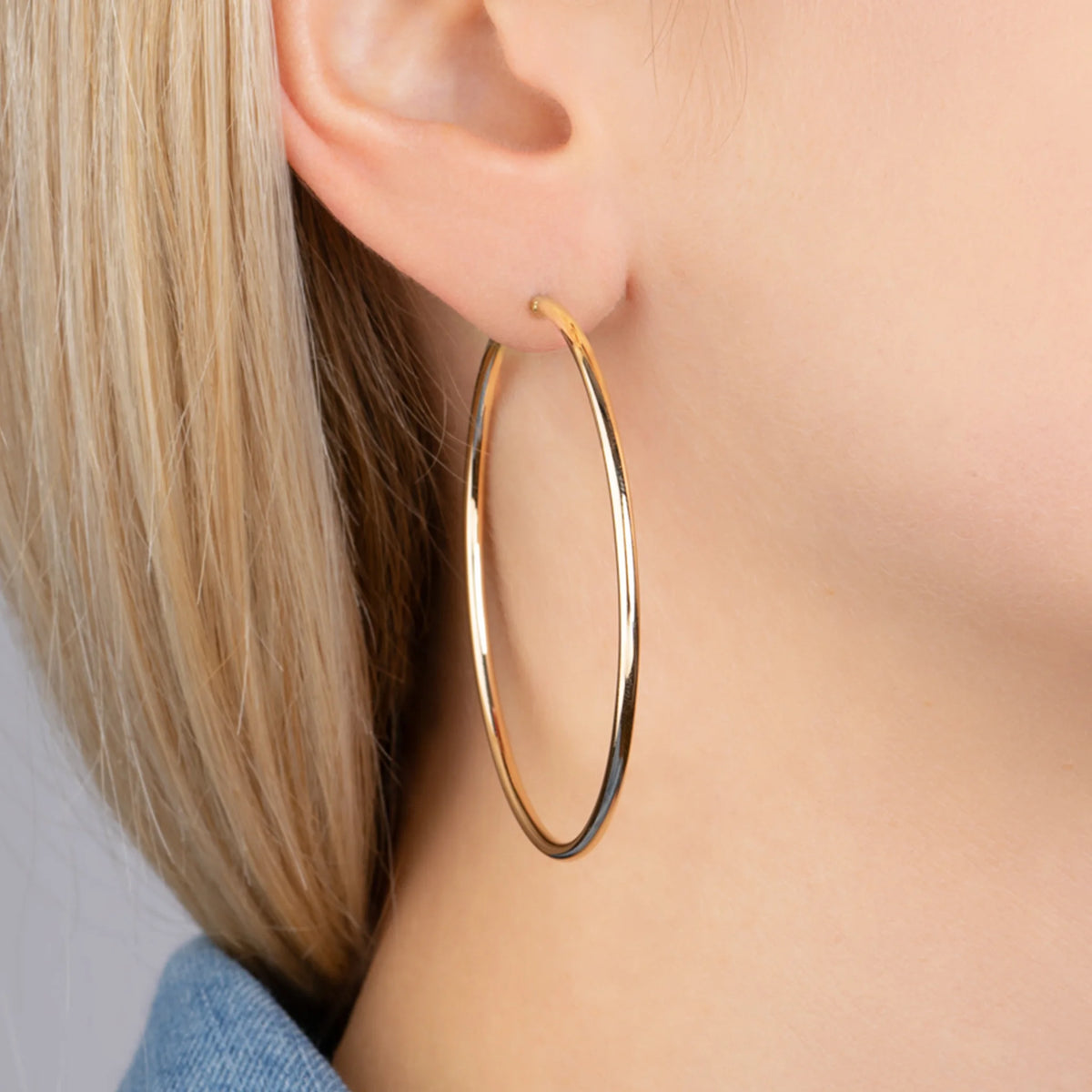 Boucles d’oreilles grandes créoles 50 mm en plaqué or, autre vue portée