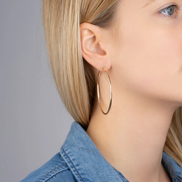 Boucles d’oreilles grandes créoles 50 mm en plaqué or, autre vue