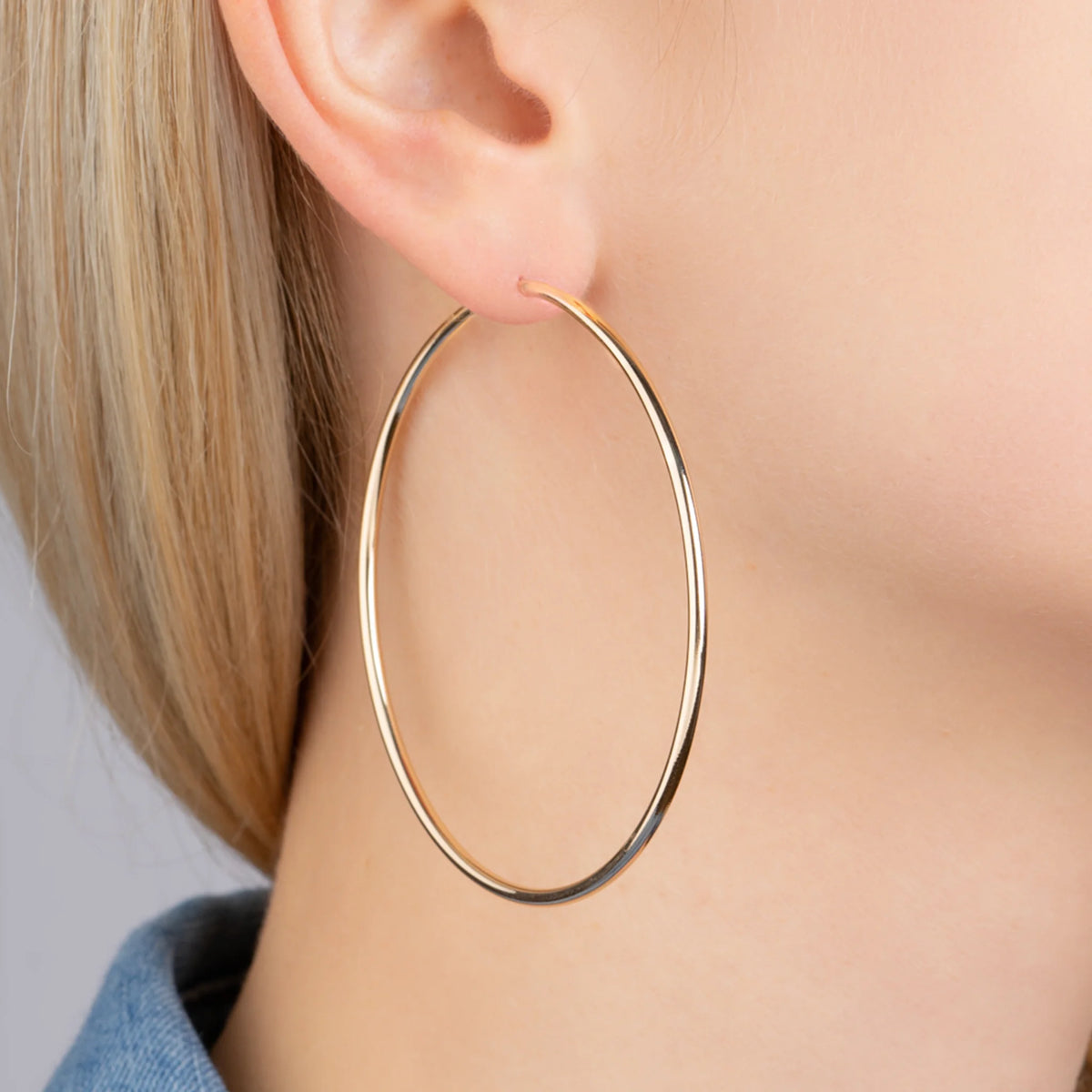 Boucles d’oreilles grandes créoles 60 mm en plaqué or, autre vue portée