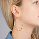 Boucles d’oreilles grandes créoles 60 mm en plaqué or, vue portée