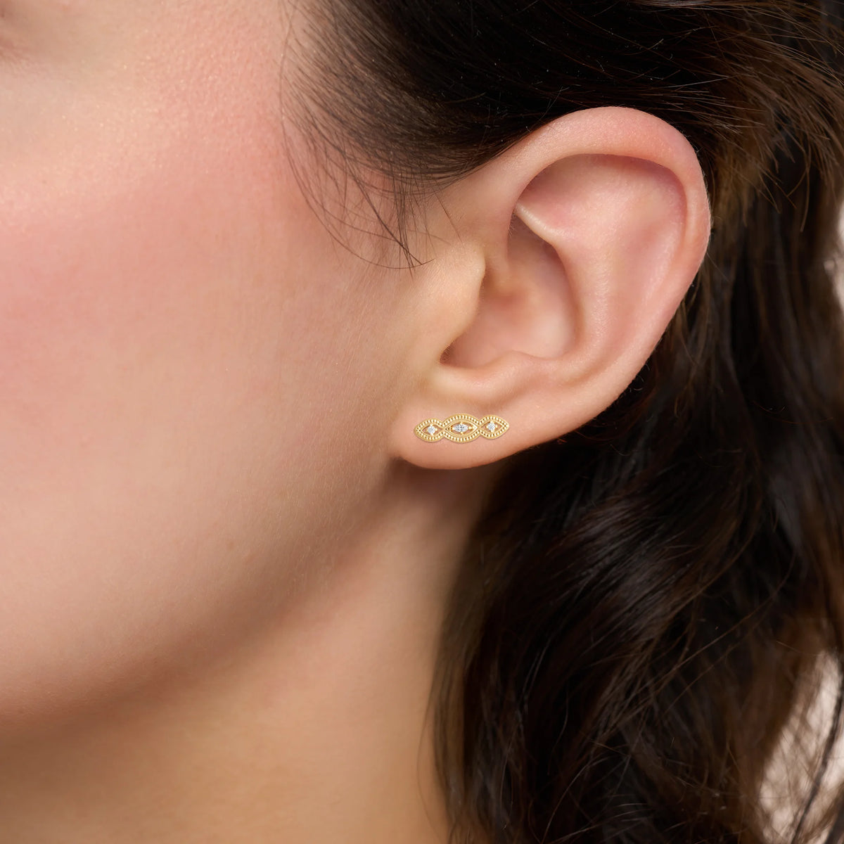 Boucles d’oreilles grimpantes navettes perlées et zircons en plaqué or